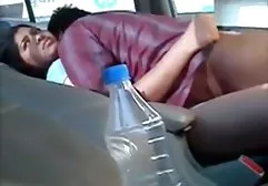 长发苗条的金发女郎在骑手的姿势美妙地乱搞