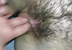 成熟的母亲躺在床上和邻居家伙干了