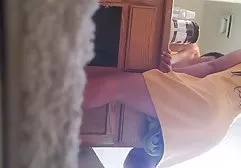 女同性恋乱搞她年轻的女朋友在厨房的桌子上绑带