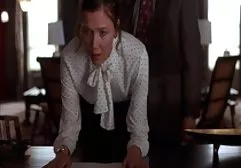 有自然山雀的迷人的女孩接触她被刮的猫