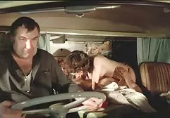 红头发的宝贝在公共场所工作用香蕉自慰