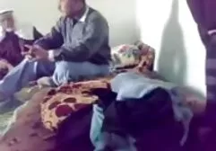 成熟的女人在镜头前吹嘘巨大的阴道