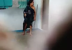 桃红色丰满的深色的女同性恋和女朋友猫舔在长沙发