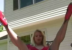 两个可爱的色情女星制作了一部新的好色电影