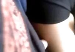 与短发逗人喜爱的红头发人小鸡在汽车吮