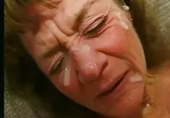 两个丰满的小鸡热情地在大厅的地板上操