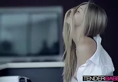 一个年轻的黑发女郎一夜之间和两个邻居一起改变