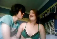 一个年轻人热情地操他漂亮的女朋友