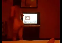 这个年轻人看起来很糟糕，因为老太太乱搞了