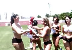 逗人喜爱的女孩在海滩操了两个被抢救的渔夫