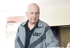 两个热辣的妈妈带着一只小鸡去参观并操了一个假阳具