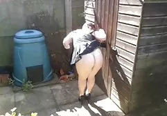 经过检查，这些家伙一起性交年轻的金发女郎扎着辫子