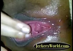 妇科医生在金发碧眼的病人的阴部推了巨大的假阳具