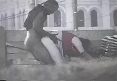 在健身房kombeze长发金发构成的相机