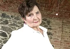 男孩在一个兴奋的朋友的角度种植一个脉动的阴茎