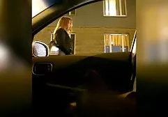 唤醒一个年轻的黑发女郎，温柔的吻，并在一个强大的成员种植