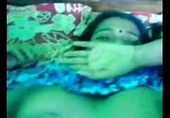 男按摩师在与一个漂亮女孩的工作中进行了明亮的性生活