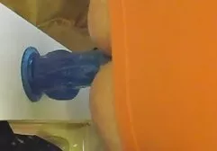 荡妇做了一个口交，并在车里肛交