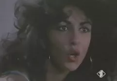 布鲁内特Katya乱搞一个按摩师，并获得乐趣