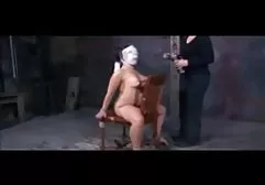 女孩在妇科医生的招待会上对一位令人印象深刻的振动器感到满意