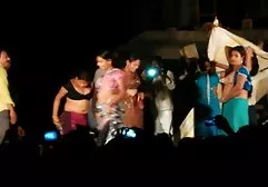 在kaponkah卷曲熟女strapon的Fetishista在长沙发的驴子