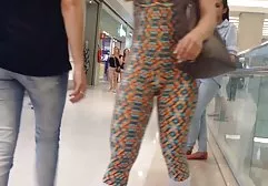 连裤袜的贱人在纹身的家伙的压力下大声呻吟