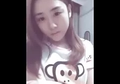 无与伦比的金发女郎分开的嘴唇和催人泪下的阴部