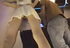 有大山雀的逗人喜爱的易碎的女孩性交与大黑色