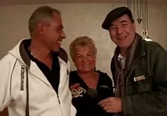 华丽的女孩尼基给了一个很好的潜水，清理肛门