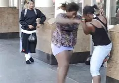 性感的黑发成功地通过色情铸造显示她所有的才华