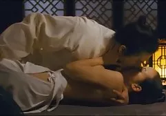 丝袜的华丽的浅黑肤色的男人热情地在两个孔中操