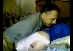 那个家伙聚在一起，一个年轻女孩同意他妈的钱