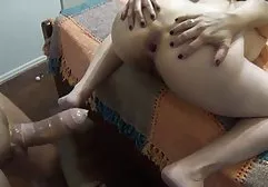 可爱的红发女孩在泳池边有浪漫的性爱