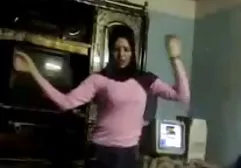 Pizdoliz年龄舔丰满的年轻的阴部和vdul她的阴部