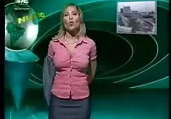 三名女同性恋者将震动器推入阴道并互相击晕