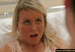 金发碧眼的青少年在隐藏的相机前吮公鸡和玩假阳具