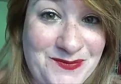 老师和扎着辫子的学生互相满意