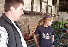 Chpoknul热的俄罗斯护士在肛门和她的阴道完成