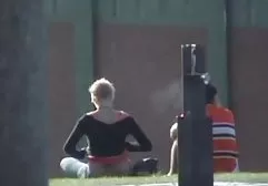 在卡片中丢失了一个红色的美女，并把它给了两个家伙他妈的