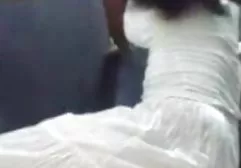 脾气暴躁的家伙已经进入俄罗斯姑娘，肛门有一个大鸡巴