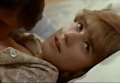 俄罗斯妇科医生女同性恋检查与皮带金色的金发女郎