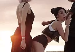 两个女孩和一个男人在卧室里进行了热交