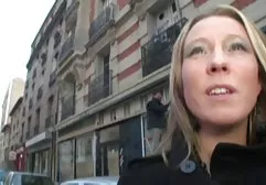 袜子的微笑的金发碧眼的女人在阴道黏附她喜爱的性玩具