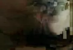 布鲁内特在一个紧肛门的洞里轻轻推开一个性玩具