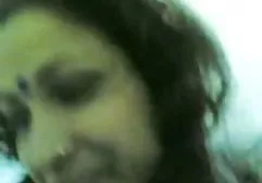 玻璃的青少年女孩吞下在她的嘴的阴茎并且吮它