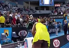 纤细的黑发吮吸她的新朋友的公鸡，并在他面前癌症