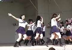 在火车车厢里，戴着眼镜的男孩扔进了一位年轻漂亮的旅行者。